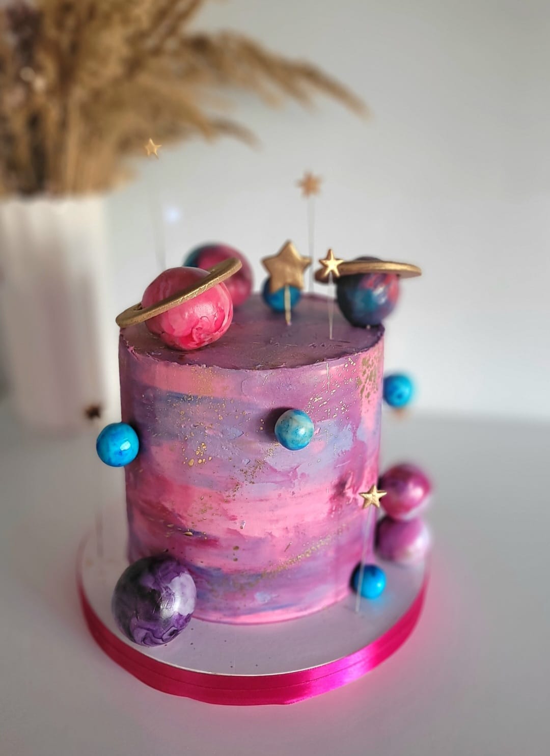 Tort galaktyka z planetami i gwiazdkami